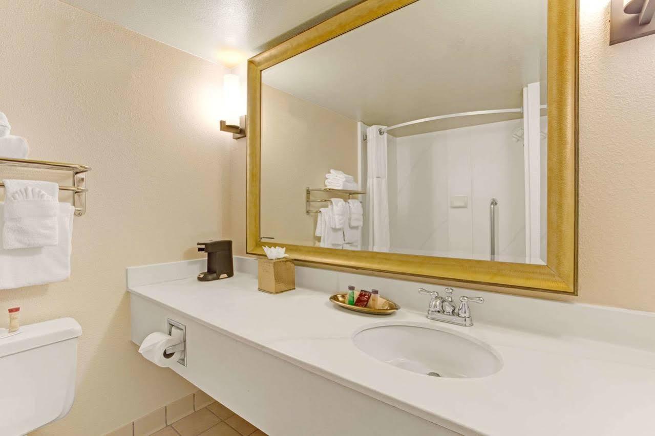 Delta Hotels By Marriott Denver Thornton ノースグレン エクステリア 写真